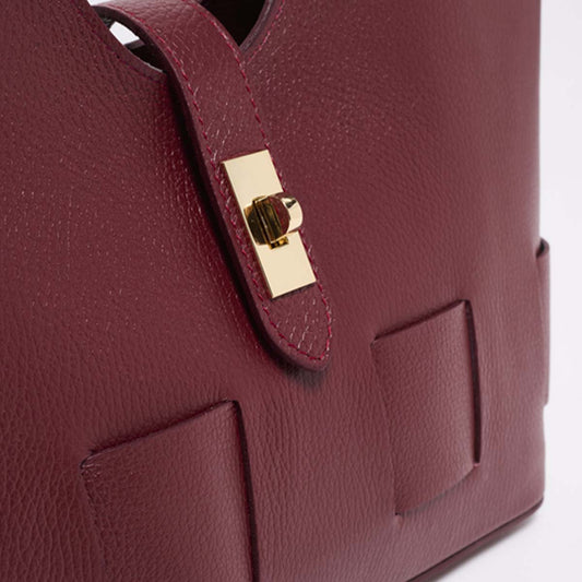 Xchic Pelle Camelia Prestige Leather handbag in bordo color with elegant design and detailed craftsmanship.